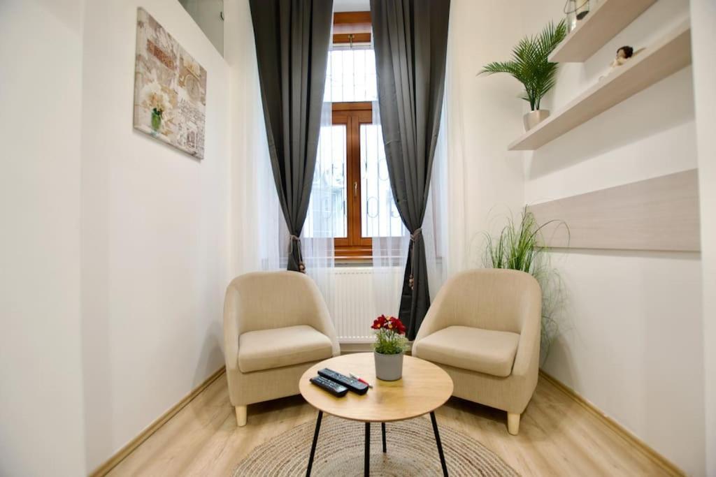 Standard Apartment By Hi5- Podmaniczky Street Budapest Extérieur photo
