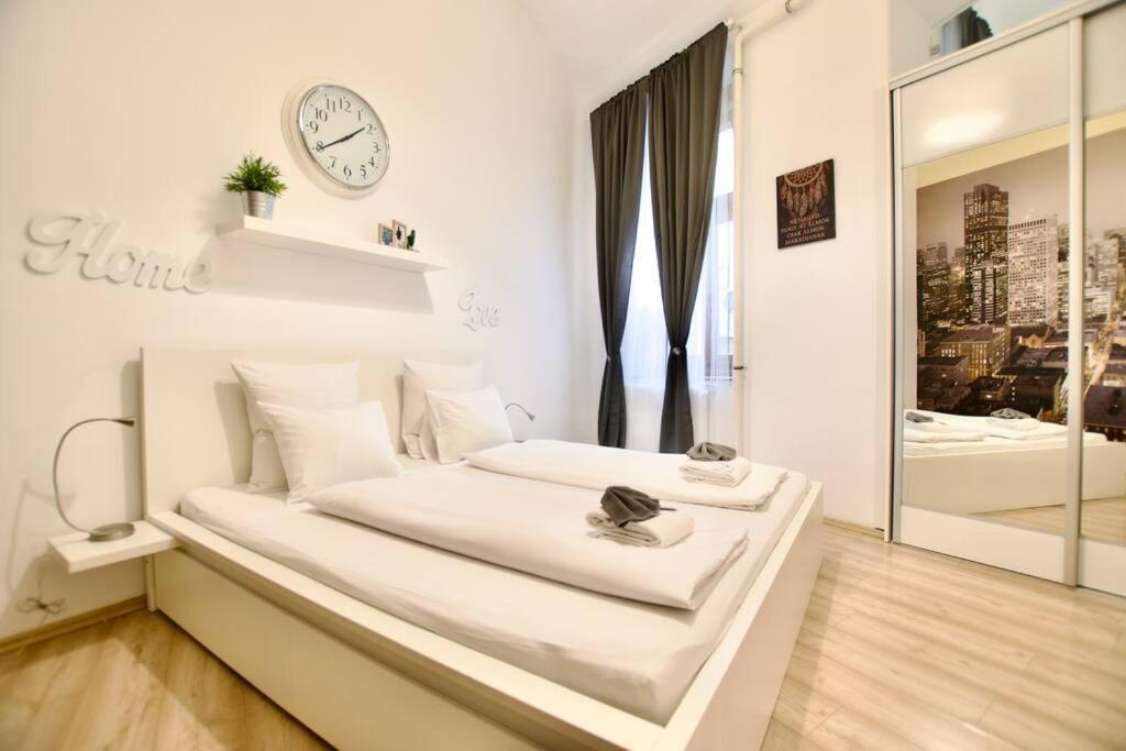Standard Apartment By Hi5- Podmaniczky Street Budapest Extérieur photo